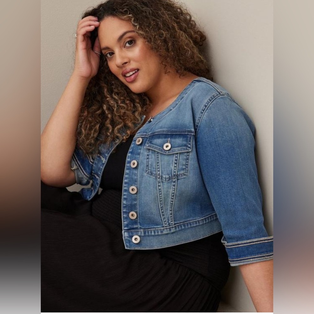 New Torrid cropped denim jacket, size 2 - Picture 4 of 5